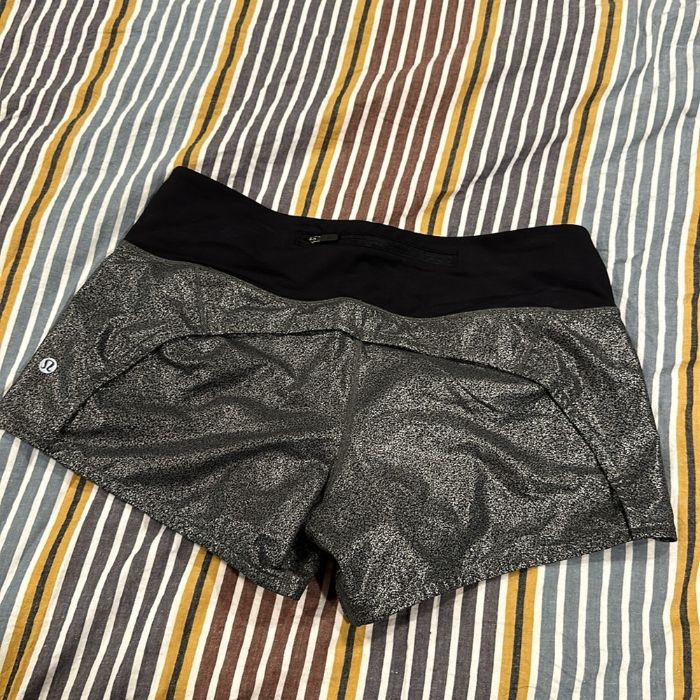 Size 6 lululemon speed up shorts - Picture 2 of 3